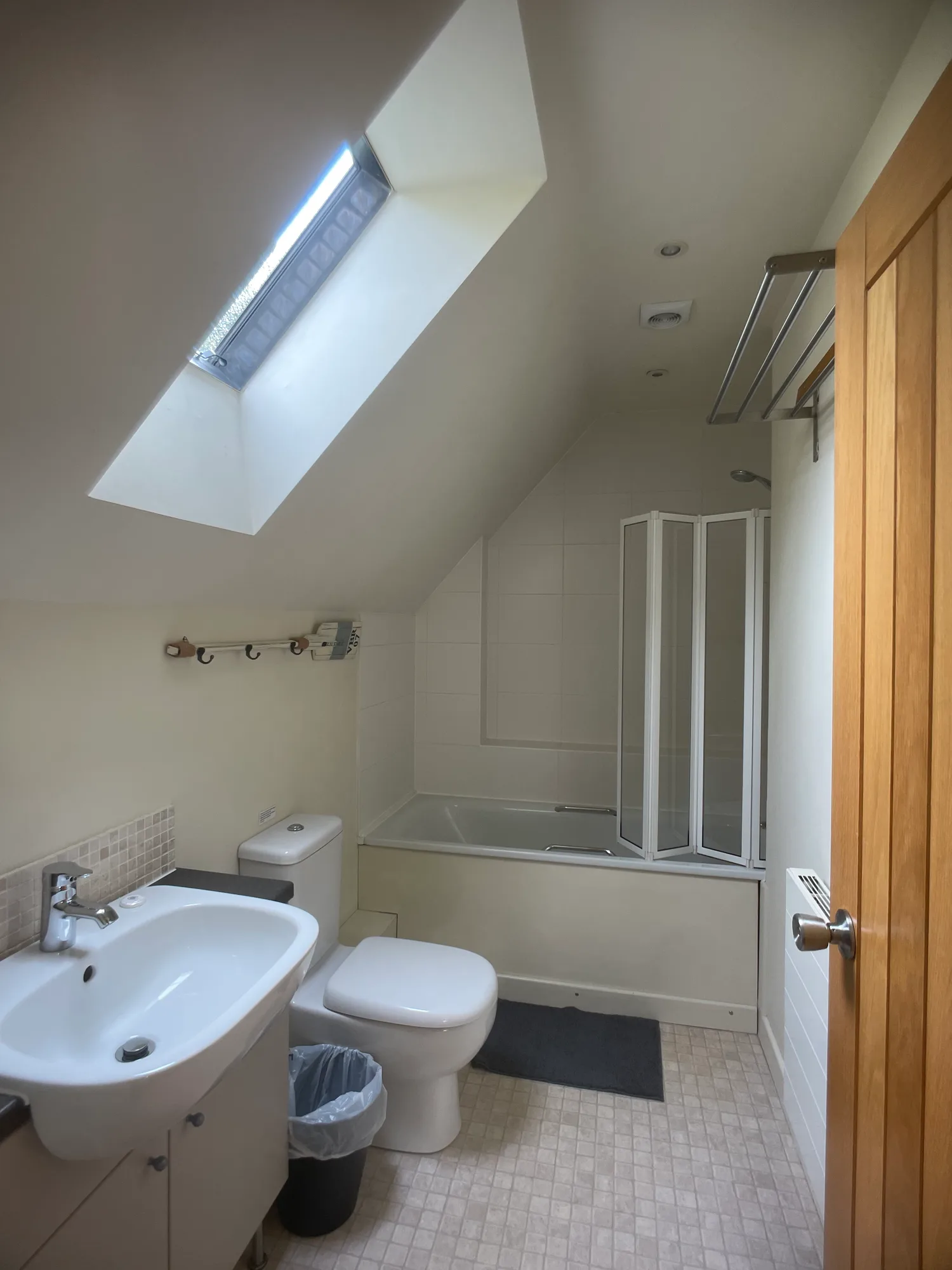 En-suite bathroom for bedroom 1 at Garth Barns
