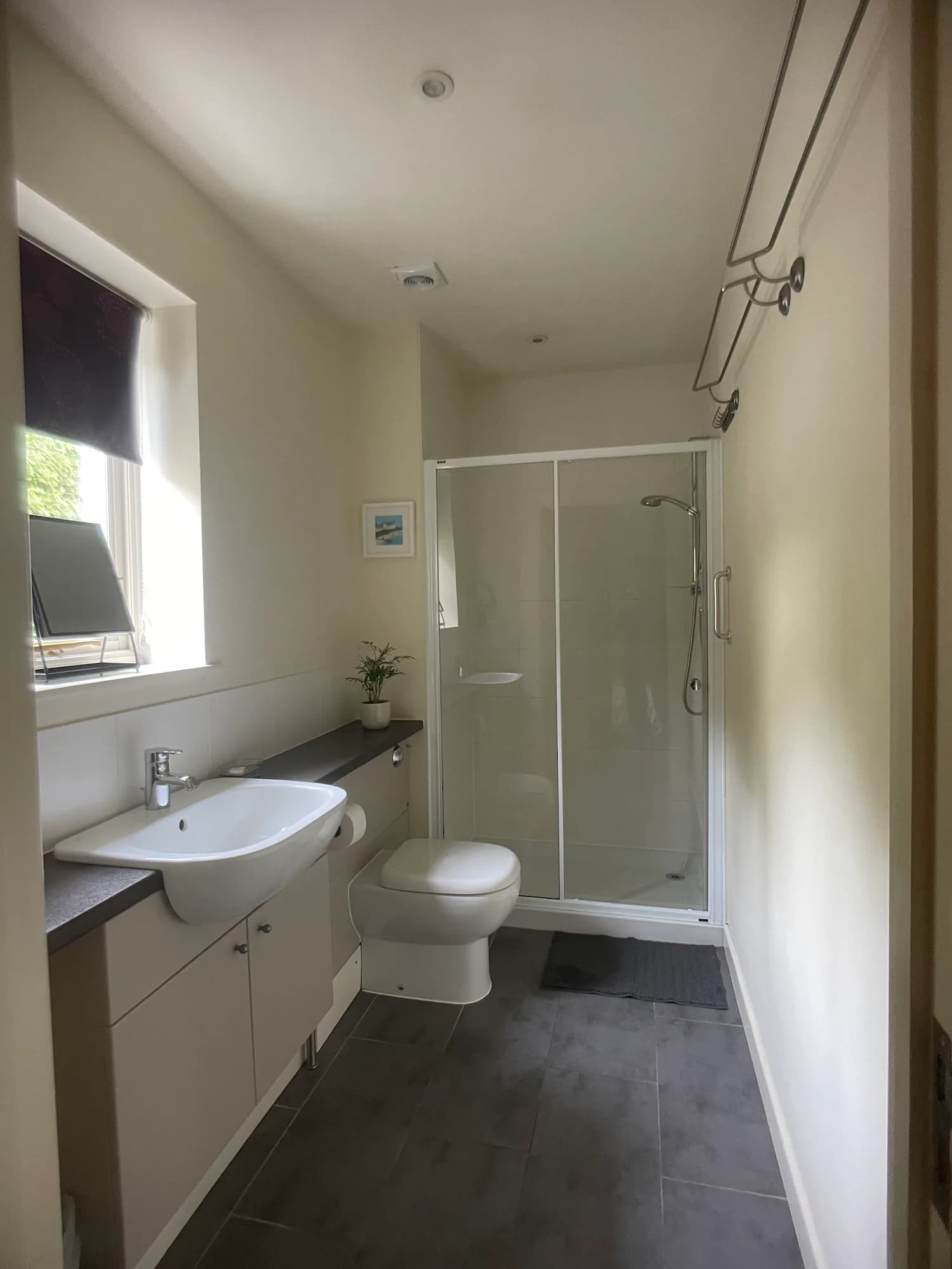 En-suite bathroom for bedroom 2 at Garth Barns