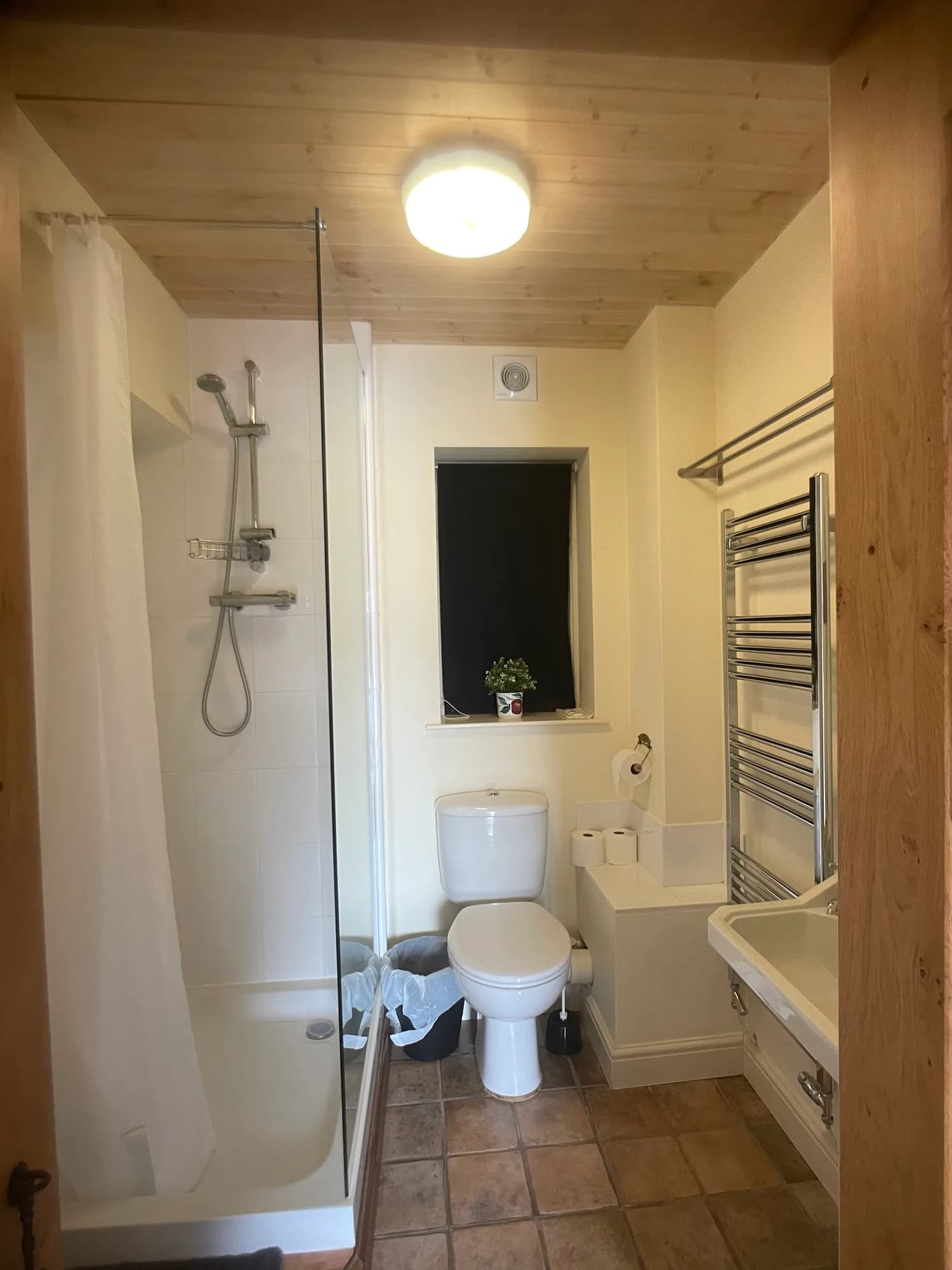 En-suite bathroom for bedroom 3 at Garth Barns