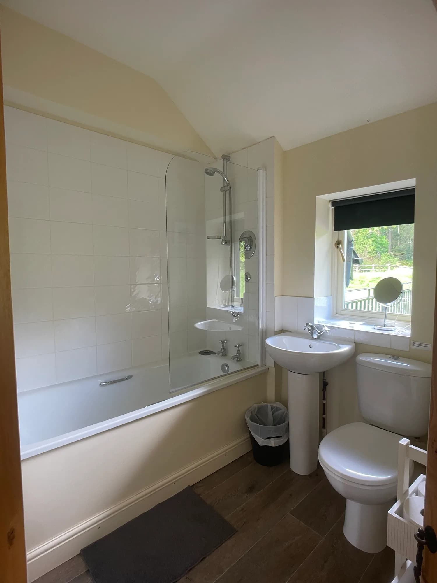 En-suite bathroom for bedroom 4 at Garth Barns